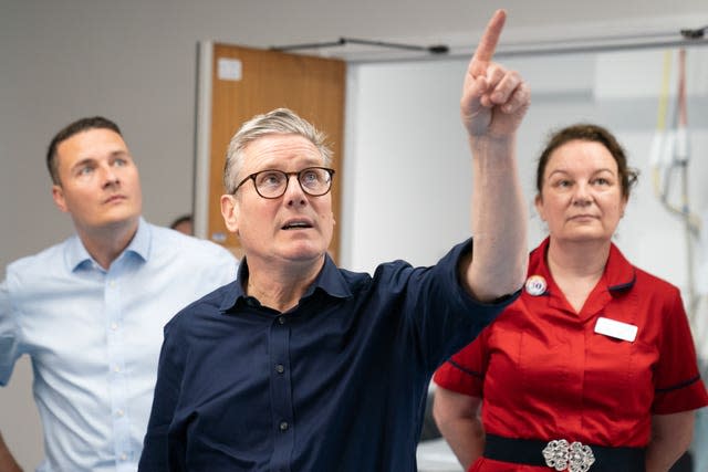 Sir Keir Starmer and Wes Streeting meet medical staff