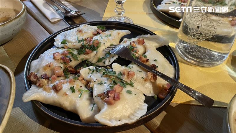 波蘭傳統餃子身型碩大，口味多樣，與台灣餃子相當不同。（圖／記者王翊綺攝影）