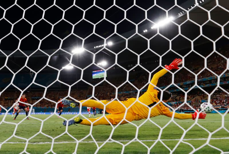 Wojciech Szczesny de Polonia se lanza buscando detener un tiro penal de Gerard Moreno de España que terminó golpeando en el palo, en un partido por el Grupo E de la Eurocopa 2020