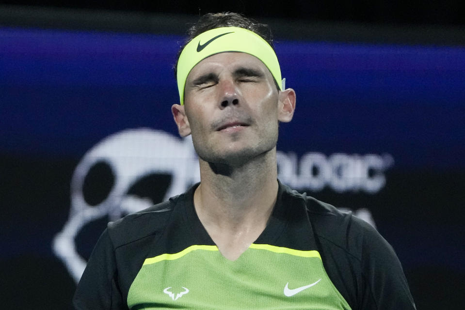 El español Rafael Nadal se lamenta durante su partido ante el australiano Alex de Miñaur, en la United Cup, el lunes 2 de enero de 2023, en Sydney (AP Foto/Mark Baker)