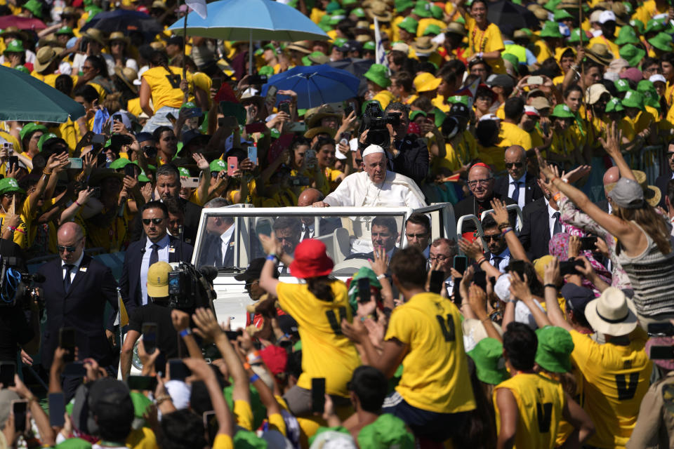 El papa Francisco llega para reunirse con miles de voluntarios de la Jornada Mundial de la Juventud, el domingo 6 de agosto de 2023, en Lisboa, Portugal. (AP Foto/Armando Franca)