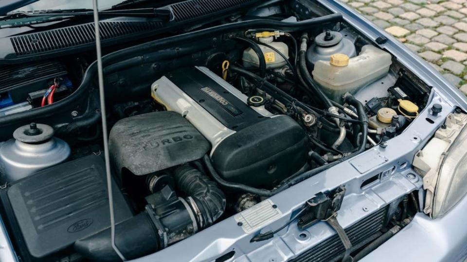 Escort RS Cosworth車上搭載2.0升16汽門渦輪增壓引擎，可以輸出224匹的最大馬力。(圖片來源/ Collecting Cars)