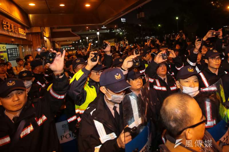 20171223-勞團23日舉行「反對勞基法修惡大遊行」，晚間散場後部分學生不願離去，並採取街頭游擊戰方式步行佔領北市車道表達抗議，最後於台北車站東三門前與警方發生對峙。（顏麟宇攝）