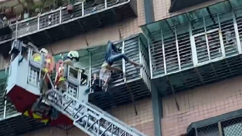 消防人員使用雲梯車將女子救下。（圖／翻攝畫面）