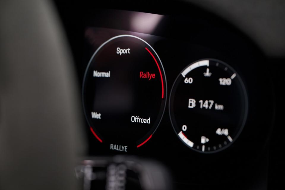 追加Rallye與Offroad兩種全新駕駛模式，皆配置有鬆散路面上亦可發揮加速性能的全新Rallye起跑控制。