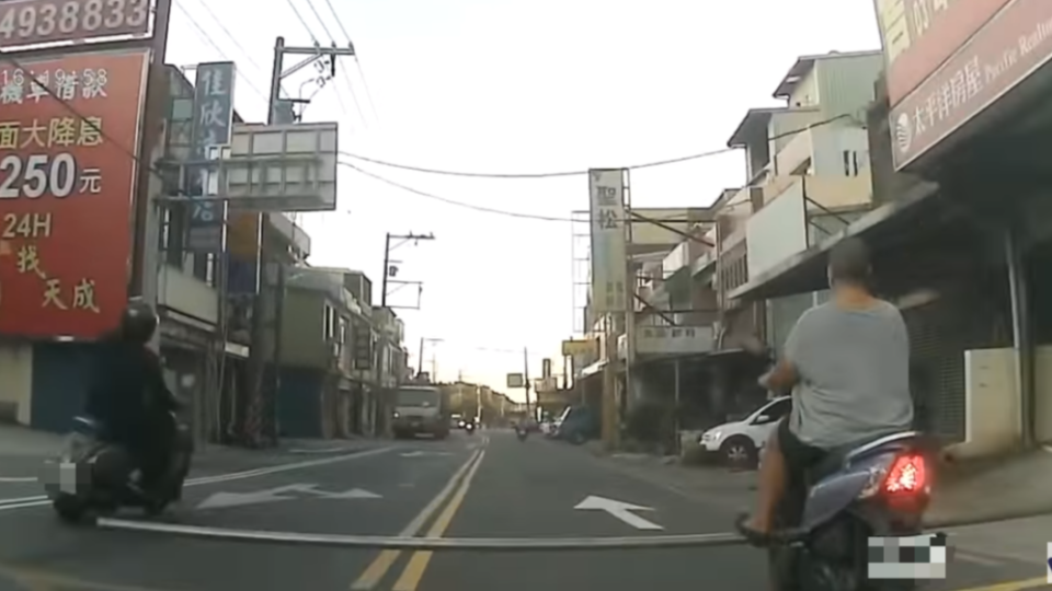 騎士未戴安全帽，又放鐵管在腳踏板上，佔去兩個車道，相當危險。（圖／翻攝自WoWtchout–地圖型行車影像分享平台）