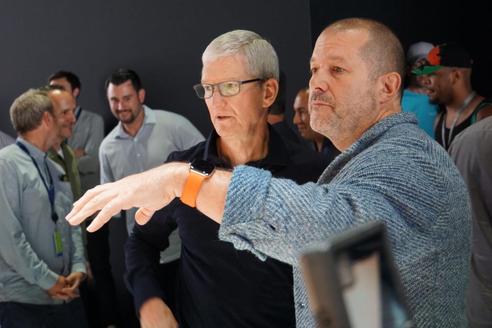 Mittlerweile gehen sie getrennte Wege: Jony Ive (r.) und Apple-Chef Tim Cook im Juni 2019