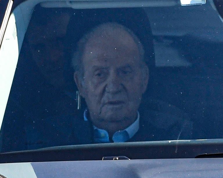 Former king of Spain Juan Carlos I (L) sits in a car after disembarking upon his arrival at the Peinador airport in Vigo, in northwestern Spain, on April 19, 2023 before heading to the Galician town of Sanxenxo to attend in a regatta. - The 85-year-old Spain's disgraced former king Juan Carlos returned home on April 19 to attend a regatta, for only the second time since he moved to Abu Dhabi in 2020 amid fraud investigations. (Photo by MIGUEL RIOPA / AFP)