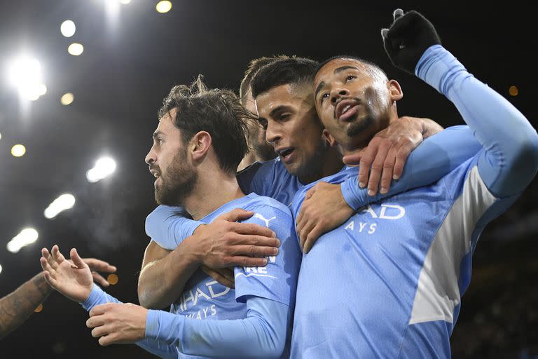 Manchester City festeja. El equipo de Pep ganó 2 a 1, se clasificó y se aseguró el primer lugar en el grupo A