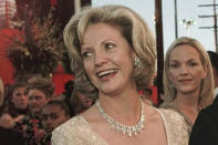Anna Murdoch, ex-wife of Rupert Murdoch, arrives to the 70th Academy Awards at the Shrine Auditorium in Los Angeles, Monday, March 23, 1998. (AP Photo/Kevork Djansezian, File)