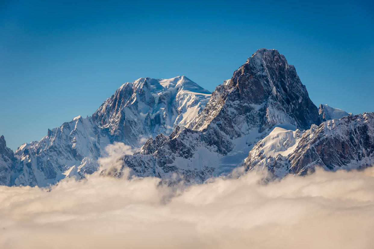 Après une semaine intense de canicule, la neige fait son retour dans les chaînes montagneuses des Alpes et des Pyrénées ce dimanche 27 août. Photo d’illustration du Mont Blanc.