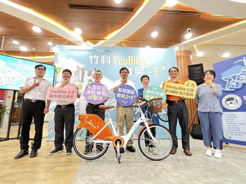 竹科管理局28日舉辦YouBike 2.0E啟用記者會，(圖由左至右)園區同業公會祕書長張致遠、竹科管理局長王永壯、微笑單車董事長劉麗珠等人出席並於現場試騎YouBike 2.0E。(記者曾芳蘭攝)