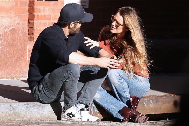 Ryan Reynolds and Blake Lively Get Cozy in N.Y.C. While Grabbing Coffee  Together: Photos