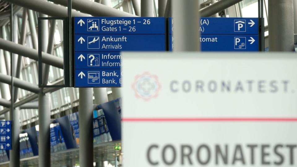 Ein Schild mit der Aufschrift „Coronatest“ im Terminal vom Flughafen Leipzig-Halle.