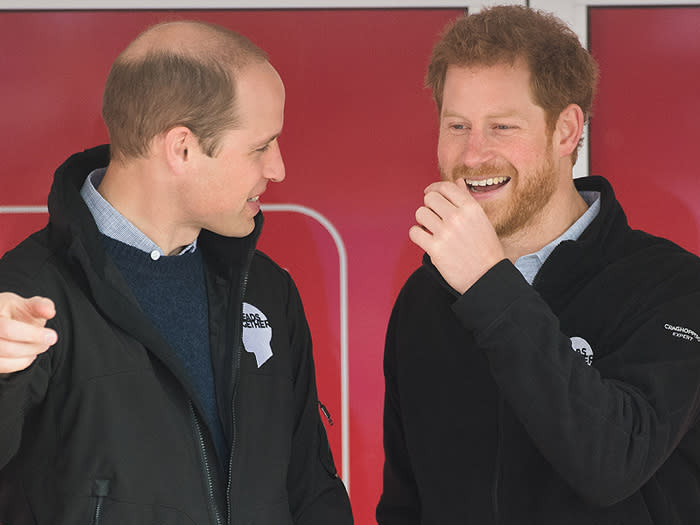 Risas entre el príncipe Guillermo y el príncipe Harry 