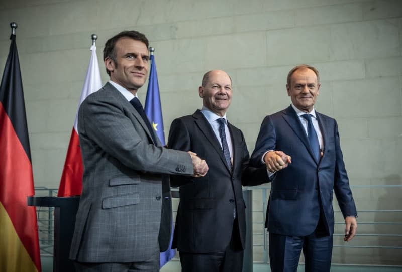 German Chancellor Olaf Scholz (C) poses for a picture with French President Emmanuel Macron (L) and Polish Prime Minister Donald Tusk during a press statement after the so-called Weimar Triangle meeting. Michael Kappeler/dpa