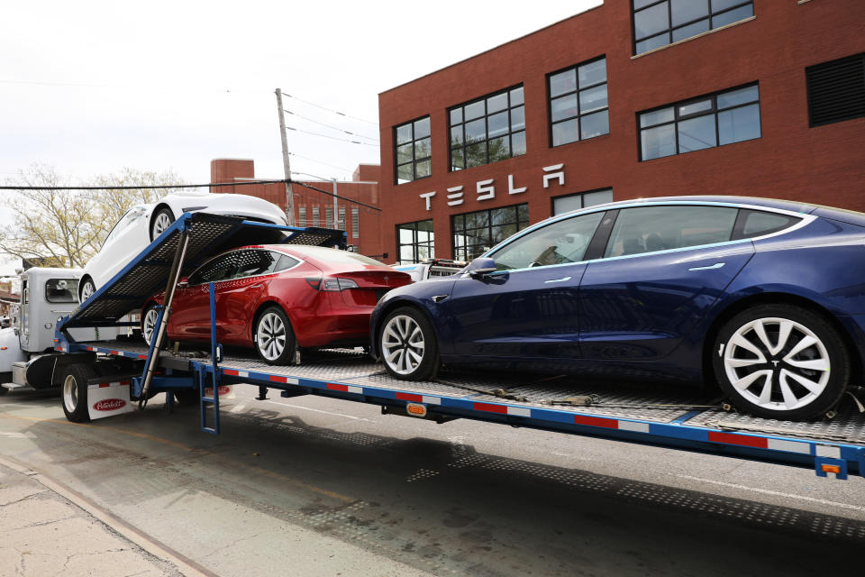 NEW YORK, NEW YORK - APRIL 25: Tesla cars are delivered to a  showroom in Brooklyn on April 25, 2019 in New York City. The electric car company announced on Wednesday that it lost $702 million last quarter. Tesla revenue was also down 37% compared to the prior quarter.  (Photo by Spencer Platt/Getty Images)