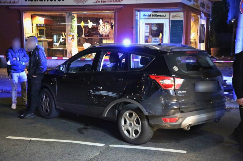 Ein Chaosfahrer hat in Steglitz mehrere Unfälle provoziert und dabei mehrere Menschen verletzt. erst als sein Transporter umstürzte, war die Fahrt zu Ende.