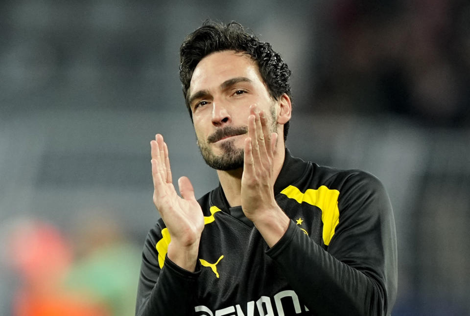 FILE - Dortmund's Mats Hummels applauds prior to a soccer match between Borussia Dortmund and Atletico Madrid in Dortmund, Germany, Tuesday, April 16, 2024. The most feared striker in Europe won’t be playing at the European Championship. That’s because Erling Haaland’s Norway didn’t qualify. Other big names missing from the Euros include Karim Benzema, Marcus Rashford, Mats Hummels and Sandro Tonali. (AP Photo/Martin Meissner, File)