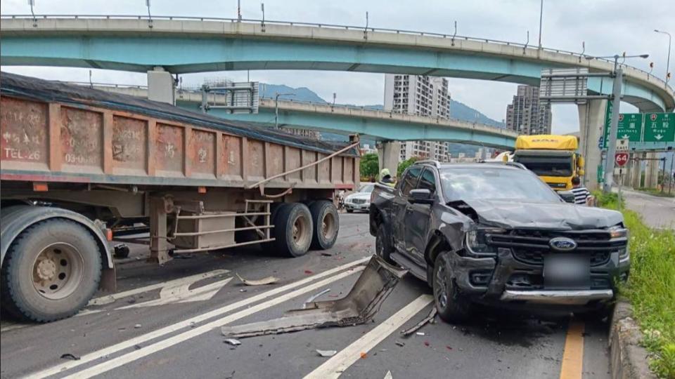 新北市八里、台61下台北港匝道上午發生7車追撞。（圖／TVBS）