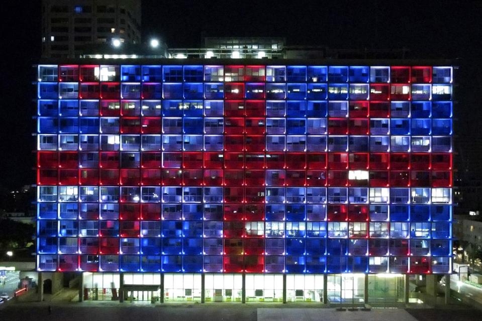 <p>Das Gebäude der Stadtverwaltung von Tel Aviv leuchtete in den Farben des Vereinigten Königreichs. Der israelische Premierminister Yair Lapid erklärte, die britische Königin habe ein "beispielloses Erbe" hinterlassen. (Bild: AFP)</p> 