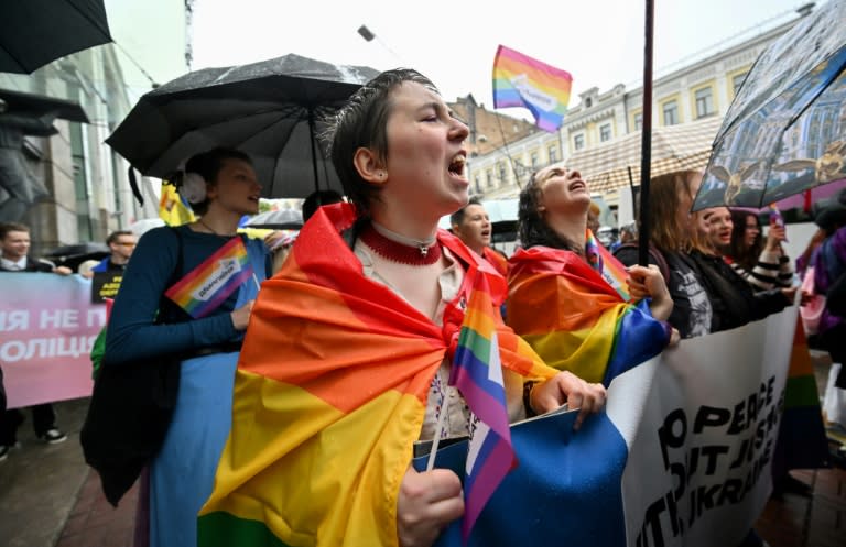 Des participants à la Marche des fiertés homosexuelles à Kiev, le 16 juin 2024 en Ukraine (Sergei SUPINSKY)