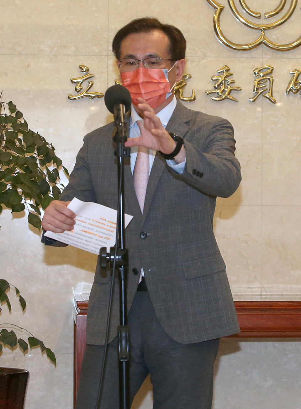 前新竹市長林智堅12日宣布退出桃園市長選舉，民進黨立委鄭運鵬（見圖）在立法院舉行記者會表示，他願意接受民進黨選對會的青睞跟徵召，代表民進黨參選桃園市長。（趙雙傑攝）