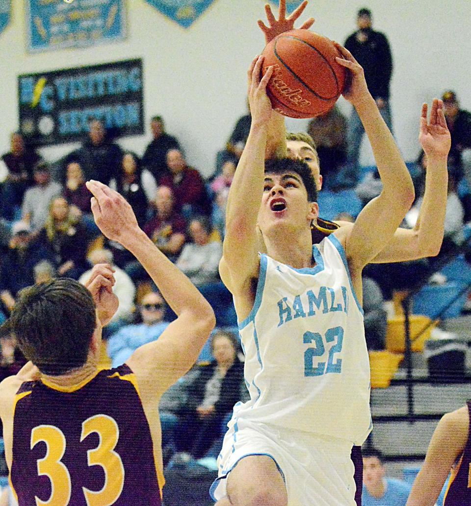 Hamlin's Brennan Keszler (22) attempts to shoot against De Smet defenders George Jensen (33) and Damon Wilkinson during a Lake Central Conference high school basketball doubleheader on Tuesday, Jan. 17, 2023 at the Hamlin Education Center.