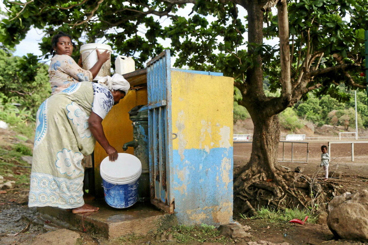 Des femmes remplissent des seaux d'eau à M'tsamoudou à Mayotte, le 12 octobre 2023.   - Credit:Gregoire Merot/AP/SIPA / SIPA / Gregoire Merot/AP/SIPA
