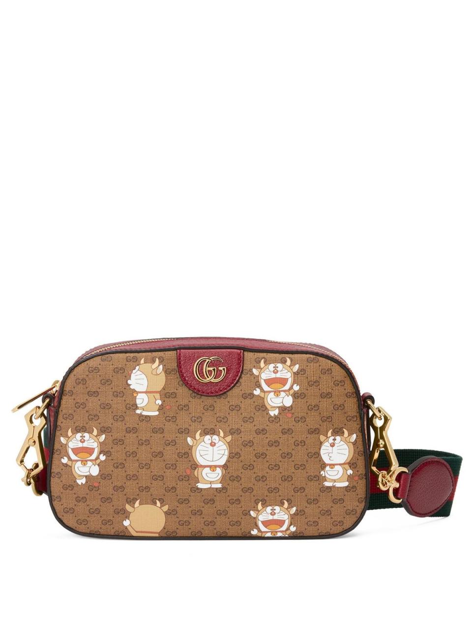 哆啦A夢金牛年肩背包。NT$36,500。（GUCCI）