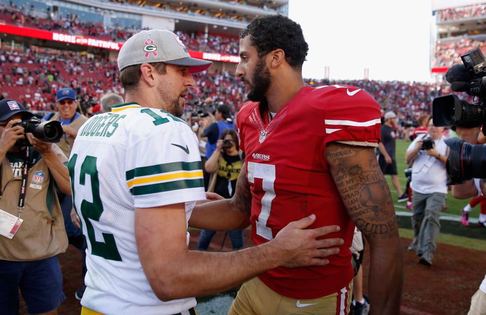 Los excompañeros Aaron Rodgers y Colin Kaepernick se saludan en 2015.