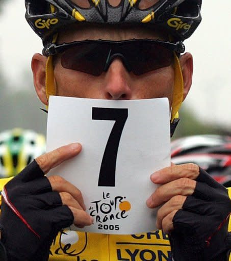 (ARCHIVO) Ciclista estadounidense Lance Armstrong con un papel con el número / -por sis siete victorias en el Tour de France- antes de comenzar la 21ava etapa del Tour 2005 entre Corbeil-Essonnes y Champs-Elysees en Paris, el 24 de julio de 2005. (AFP | joel saget)