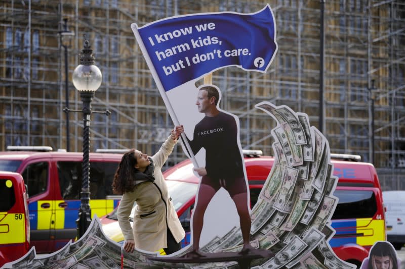 英國議會外的祖克柏人形立牌，抗議臉書將自身利益至於公眾安全之前。（AP）