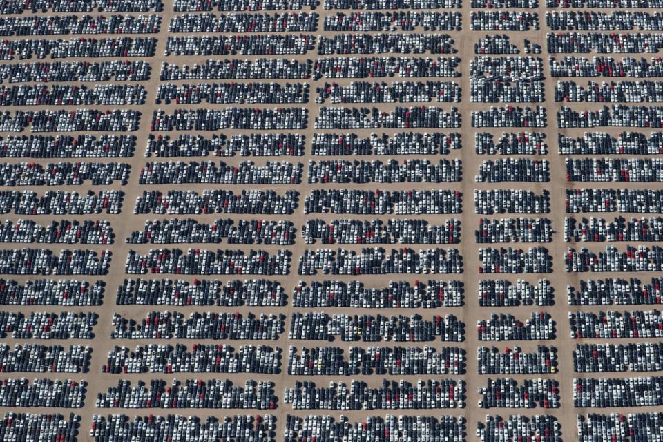<p>Siamo a Victorsville, in California. E quei punti che vedete sono Volkswagen parcheggiate. (Foto: Lucy Nicholson / Reuters) </p>