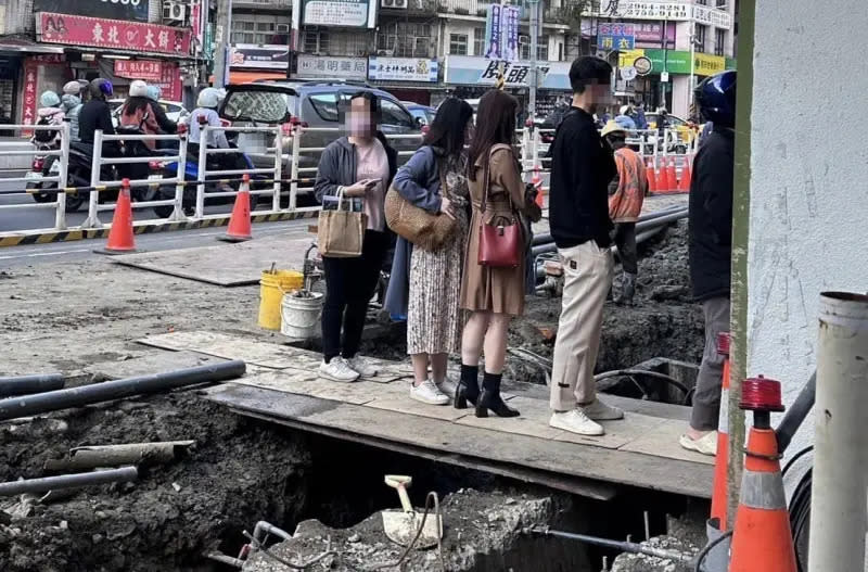 ▲有民眾經過手搖店，發現正進行道路施工，鋼板搭建一條通道仍排滿了客人，現場畫面引發熱議。（圖／取自臉書「路上觀察學院」）