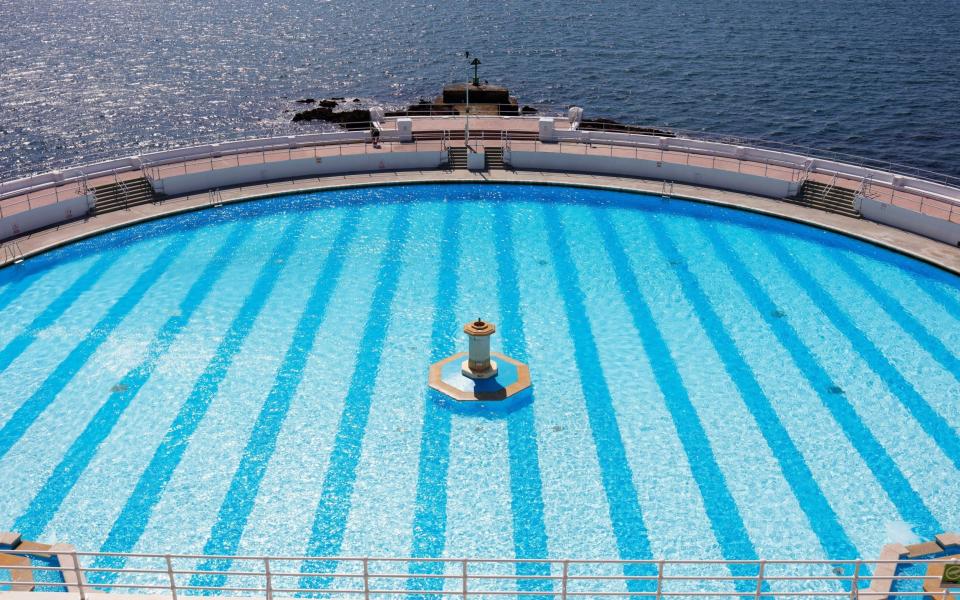 Tinside Lido outdoor pools UK - Alamy