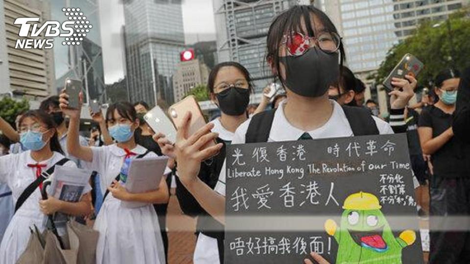 自「反送中」抗爭開始，在香港舉辦移民講座的出席人數也比以往多出30％，並且平均年齡已下降。 圖／美聯社