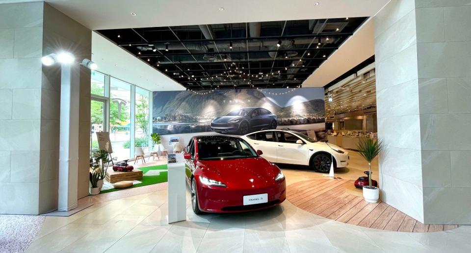 Tesla 五月份快閃進駐台北大直購物地標「NOKE 忠泰樂生活」打造結合電動車與家庭戶外生活風格的全新快閃體驗店，同時將於 5/11 於 NOKE 首次舉辦【Drive with Pride 與驕傲同行】永續講座。(圖片提供：Tesla)