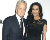 <p>Sur cette photo datant de 2015, l’actrice pose avec son mari Michael Douglas. Le couple est marié depuis 17 ans (malgré une brève séparation en 2013).<br> Crédit photo : Sipa </p>