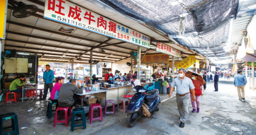 在善化牛墟開業已40多年的「旺成牛肉攤」，是台南牛肉湯的起源。（圖／宋岱融攝）