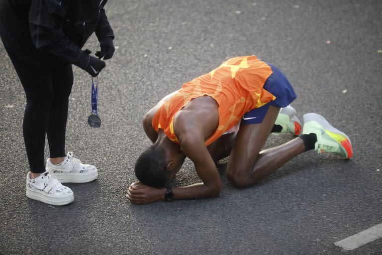 La celebración del etíope Gerba Beyata Dibaba, ganador con un tiempo de 1h00m29s