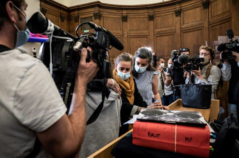 Valérie Bacot, accompagnée par une proche, au palais de justice de Chalon-sur-Saône, le 21 juin 2021 - JEFF PACHOUD © 2019 AFP