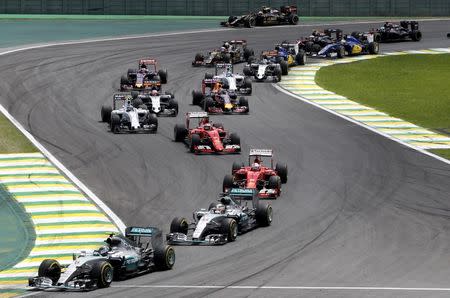 Mercedes Formula One driver Nico Rosberg (L) of Germany leads the pack during the start of the Brazilian F1 Grand Prix in Sao Paulo, Brazil, November 15, 2015. REUTERS/Paulo Whitaker