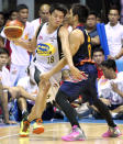 James Yap tries to get around Ryan Arana. (PBA Images)