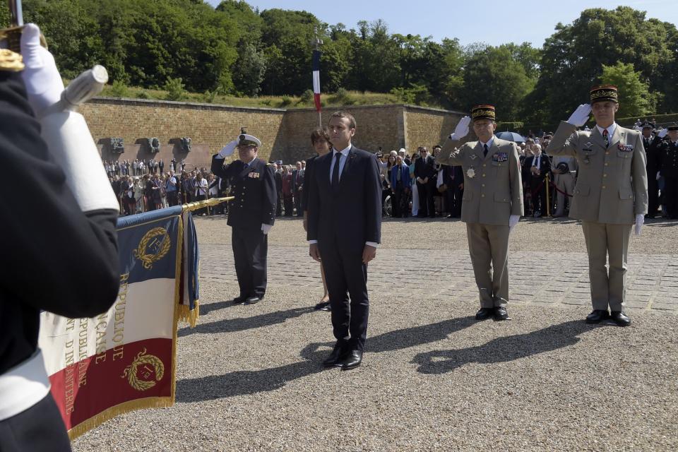 <p>Le Président de la République est venu commémorer au Mont-Valérien l’appel du 18 juin 1940 du Général de Gaulle et les morts tombés pour la France lors du second conflit mondial. Ce rendez-vous commémoratif est chaque année un passage obligé pour le Président. C’est alors devant le Mémorial de la France combattante que sont venus se recueillir le chef des armées et son chef d’Etat-Major des armées (le Général Pierre de Villiers) ainsi que sa ministre des Armées, démissionaire depuis, Sylvie Goulard. (Crédit : AP) </p>