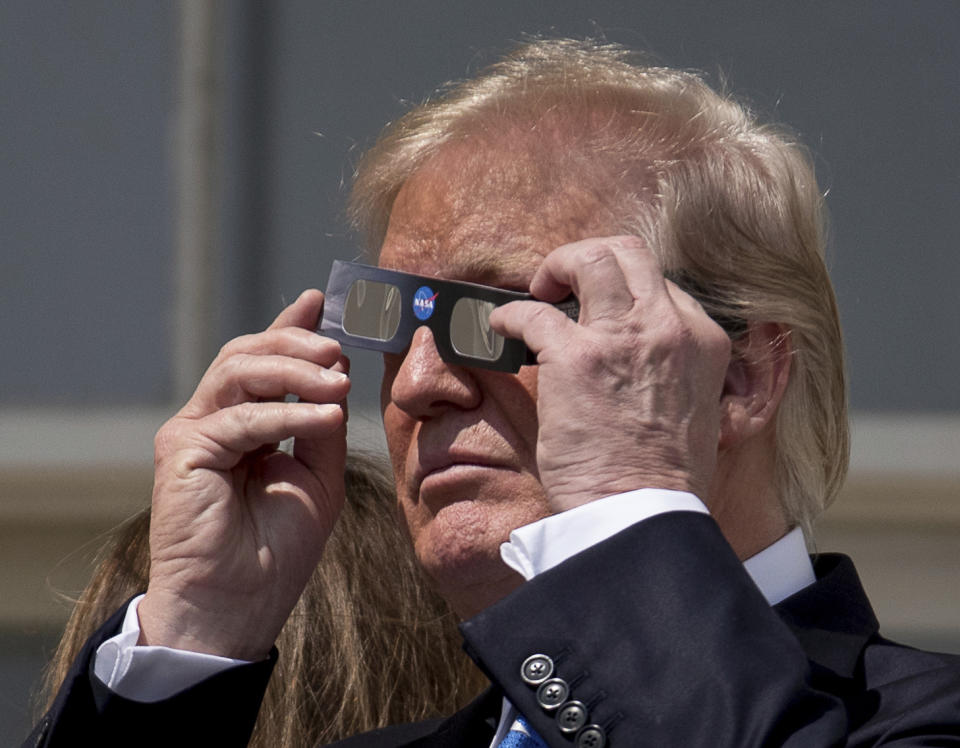 Trump checkt, ob die Brille sitzt. (Bild: AP Photo/Andrew Harnik)