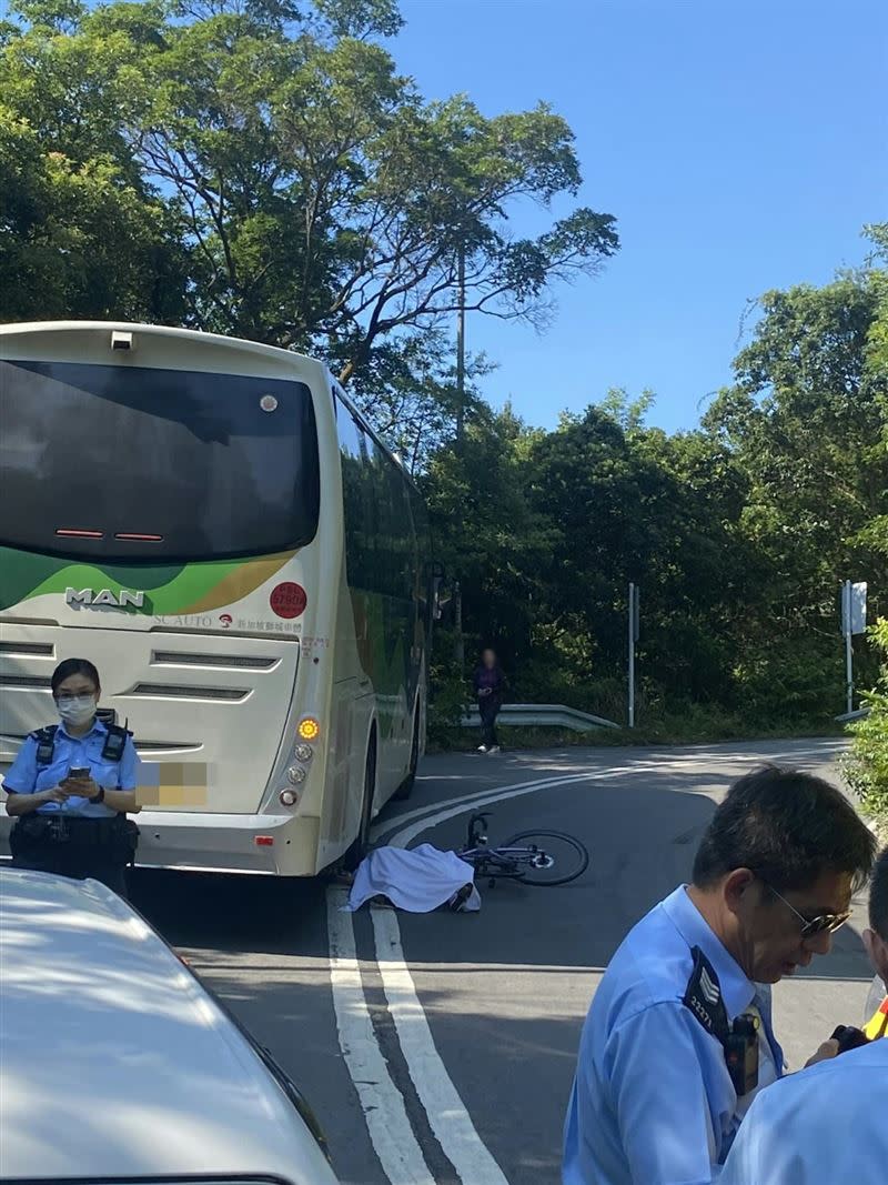 女網紅「海莉子」在下坡彎道失去平衡並跌倒地上，被迎面而來的遊覽車輾過頭部慘死。（圖／翻攝自生於大澳長於大澳臉書、抖音）