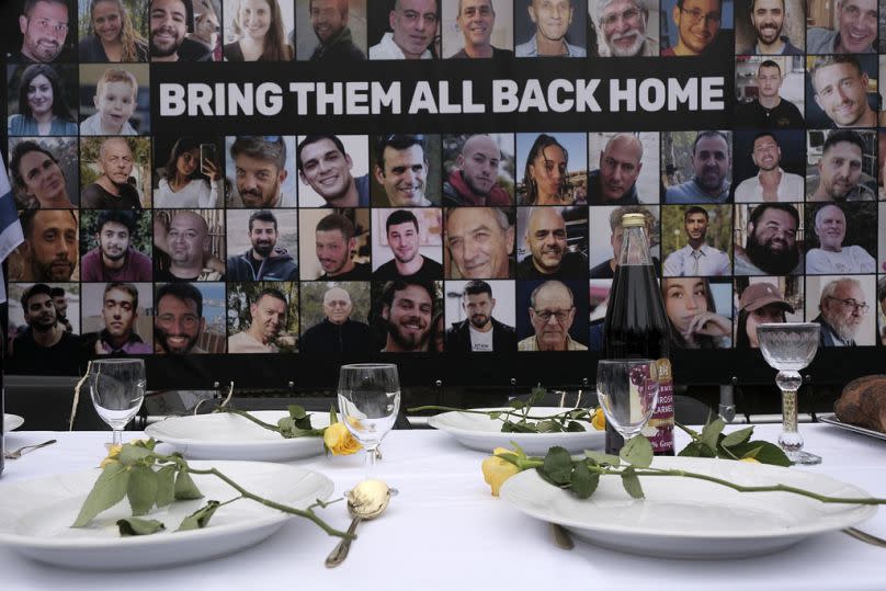 Des photos d'otages enlevés par le Hamas placées près d'une table lors d'une manifestation devant la Cour internationale de justice à La Haye, vendredi 12 janvier 24