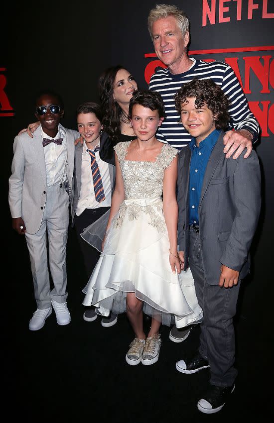 Algunos de los protagonistas adolescentes de Stranger Things, en el estreno de la primera temporada, junto con Winona Ryder y Matthew Modine