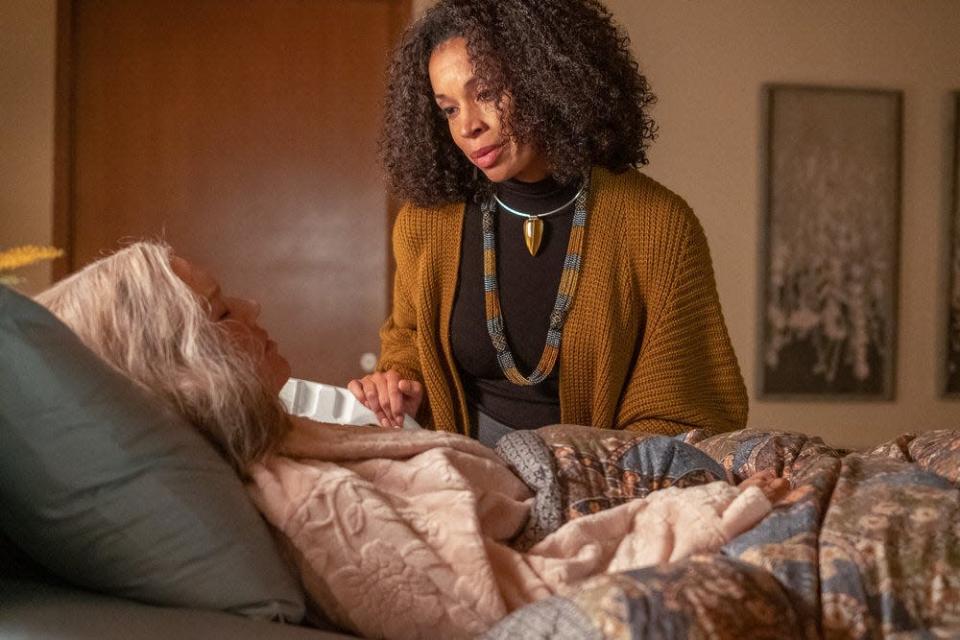 Mandy Moore (left) as Rebecca Pearson endures the final stages of Alzheimer's Disease while Beth (Susan Kelechi Watson) says her goodbyes.